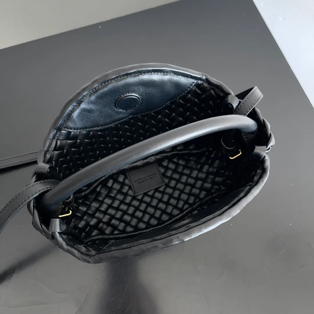 Batch 1760 BOTTEGA VENETA's new mini COBBLE bag. This season's mini Cobble series brings a new style of handbag. The body of the bag resembles the shape of a "Yuanbao", giving you good luck throughout autumn and winter! This Yuanbao bag is made of three pieces of quilted cotton and has an unlined body, showing its quiet power. The bag is carefully designed to create a three-dimensional look. The joints and edges are decorated with lambskin strips to create a sense of simplicity. The handbag is not lined, so you can directly appreciate the consistent lambskin on the outside and inside. It is beautiful both inside and outside. The top handle of this handbag is made of leather-wrapped rope and is quite sturdy. The detachable shoulder strap is secured by a leather buckle inside the bag. Can be carried by hand, carried on the shoulder or cross-body, very easy to match! Style number: 805739 Size: 23*11*8cm